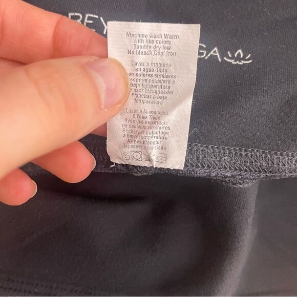 Beyond Yoga Heathered Grey Leggings - Picture 9 of 9